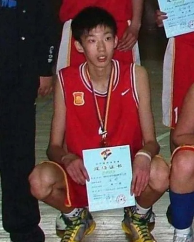 周琦几岁，从少年天才到中国男篮支柱的成长轨迹