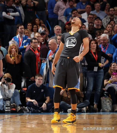库里绝杀雷霆穿的什么鞋？一双改写NBA历史的战靴背后藏着传奇